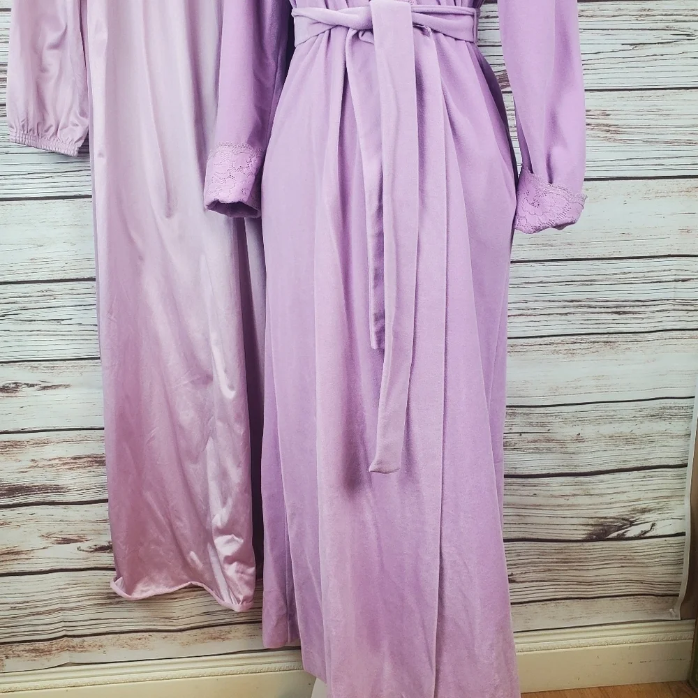 Vanity Fair Vintage Womens Medium Petite 2pc Velour Robe & Matching Nylon Gown